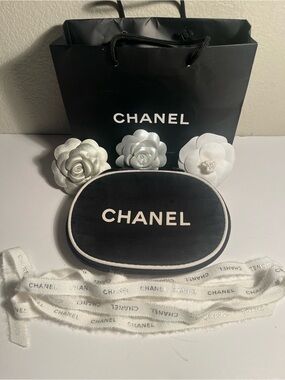 CHANEL 🎩 Makeup pouch 🎩💋💋💋